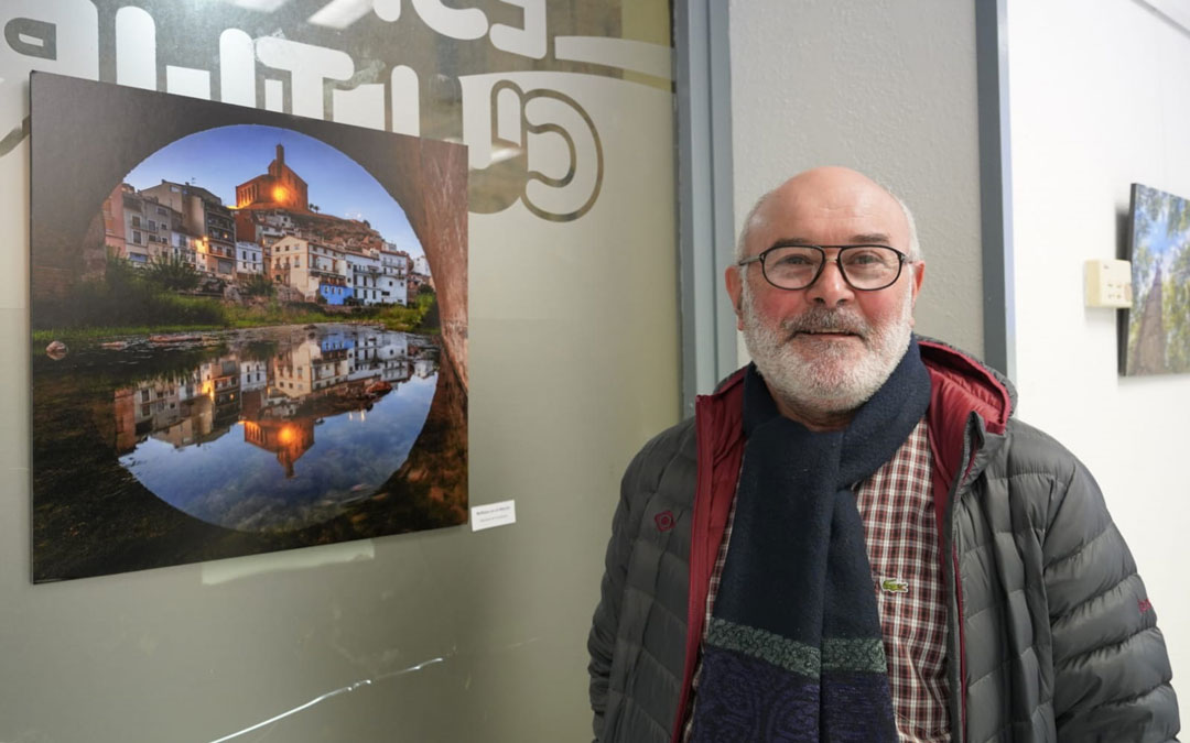 Francisco Pina, el día de la inauguración de su exposición en Albalate. / Archivo personal