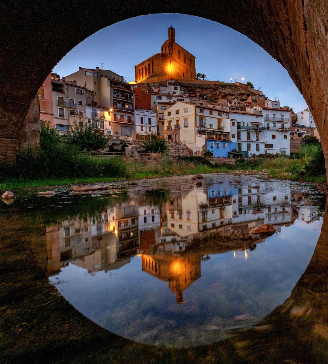 El reflejo de Albalate en el río Martín que captó a través del ojo del puente./ Francisco Pina