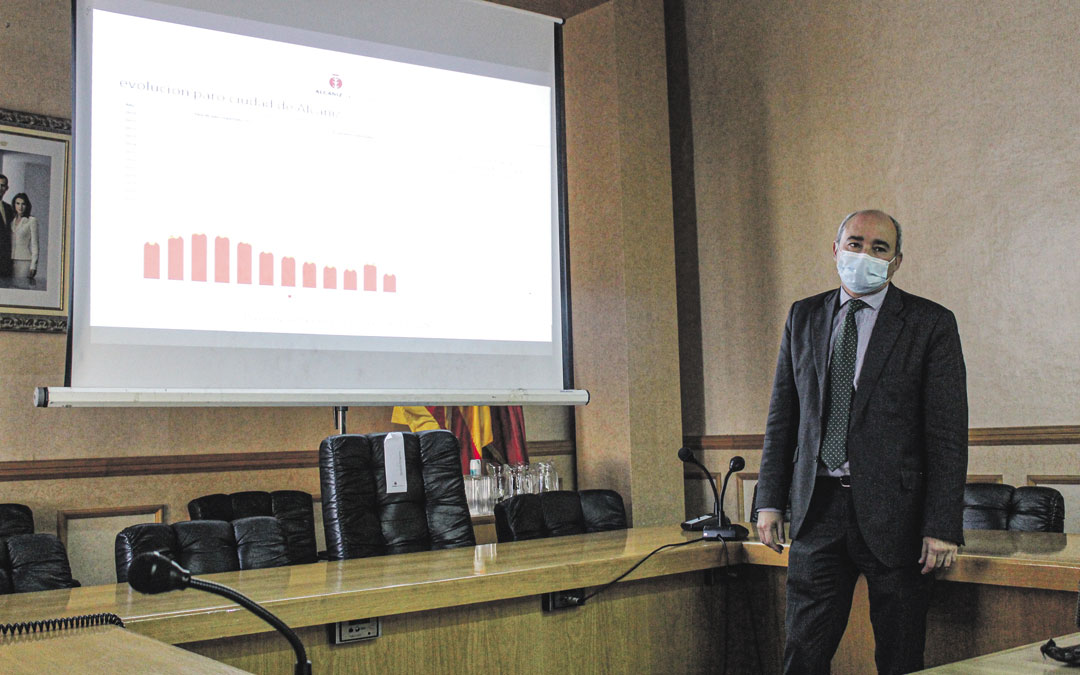 El concejal de Promoción Económica, Javier Baigorri, hizo balance económico y laboral de los últimos once años. / B. Severino