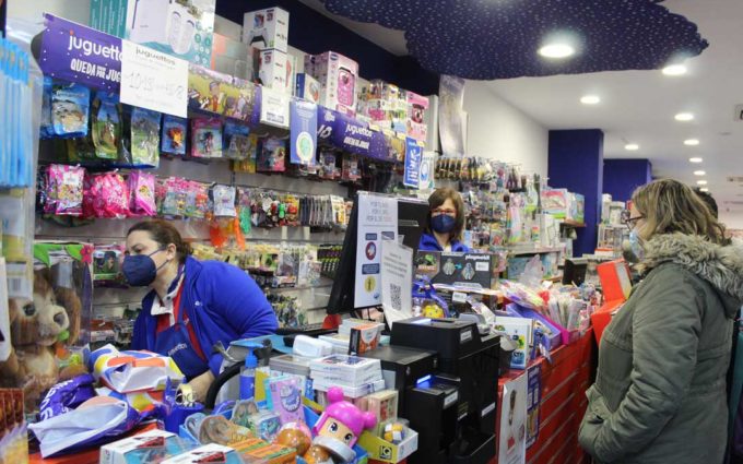 Los Reyes Magos ultiman sus compras en el comercio local que combina atención telefónica con presencial