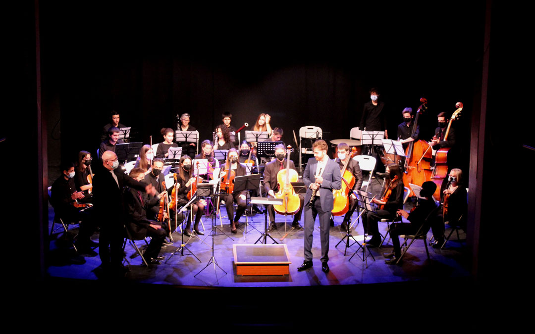 En primer término, Manuel Montoyo, oboe solista en el Concierto de Año Nuevo 2022 de la OCBA. / B. Severino