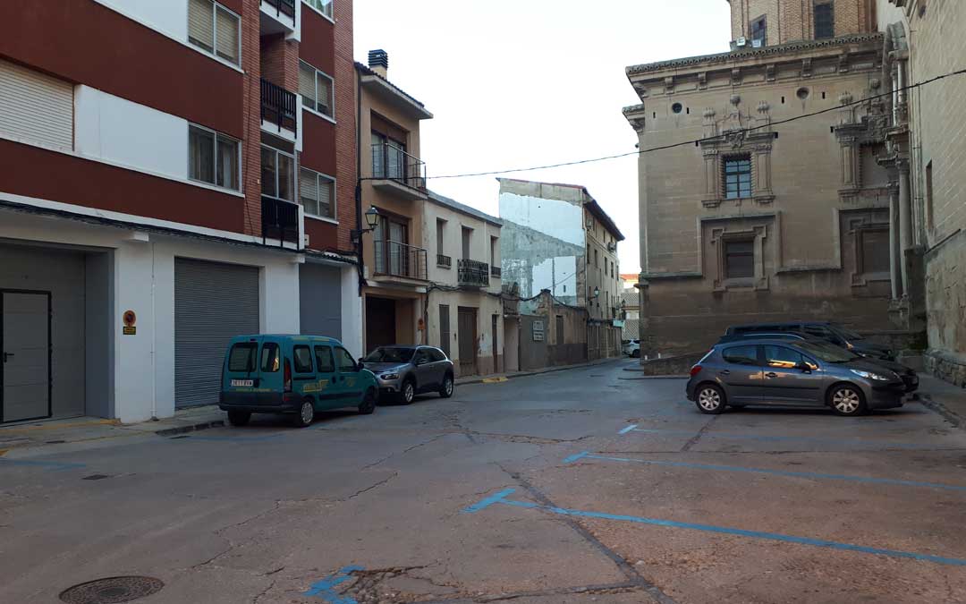 Plaza del Deán de Alcañiz. A la derecha, parte de la fachada de la excolegiata. / J. Vílchez