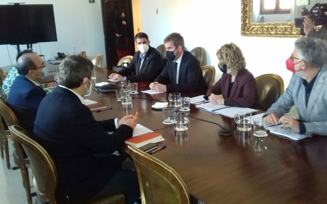 Los alcaldes de Morella y Alcañiz y la alcaldesa y el edil de Urbanismo y Turismo de Tortosa, sentados frente al ministro Miquel Iceta en el Ministerio de Cultura. / Ayto. Alcañiz