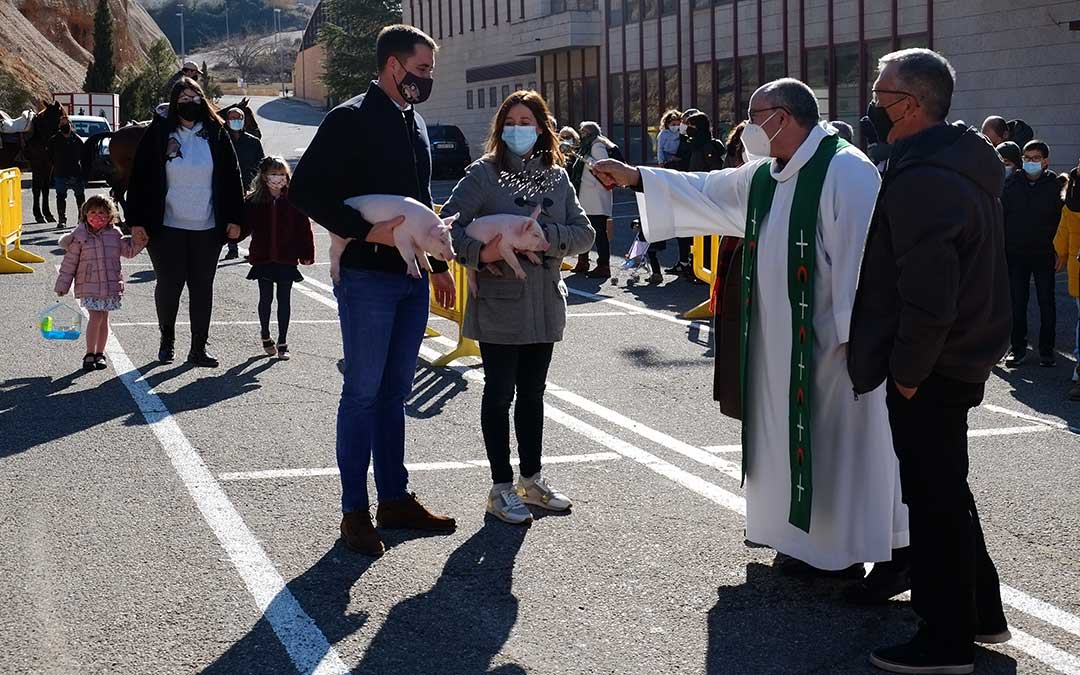 El párroco ha bendecido uno a uno a los animales en la mañana del domingo./ Alicia Martín