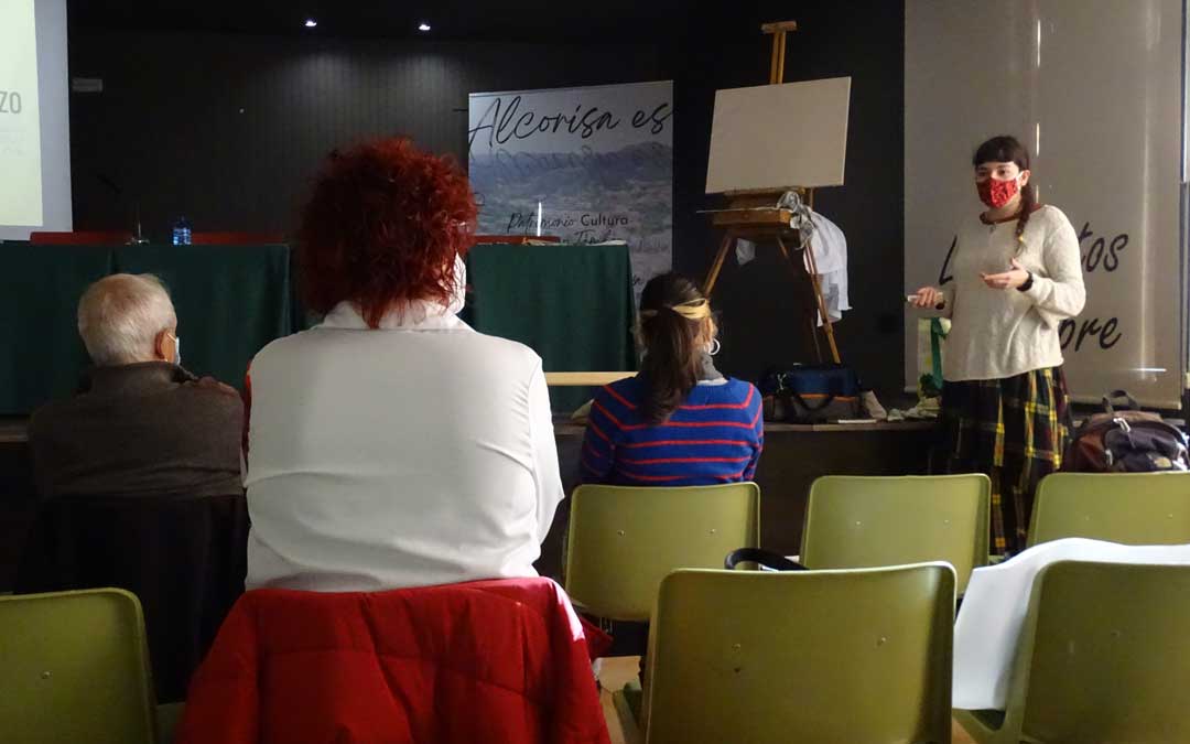 El sábado algunos vecinos asistieron a la I Masterclass de pintura. / L.Martínez