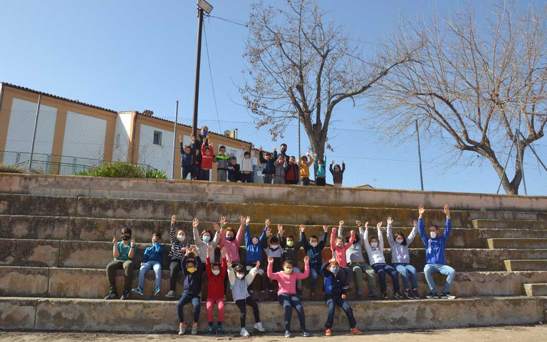 Los niños del colegio de Alloza en el patio en marzo de 2021 con 30 alumnos en el CRA y 8 bebés en la escuela infantil. Aparecen distribuidos en dos burbujas (infantil y primaria) en un curso marcado por la pandemia. / María Quílez