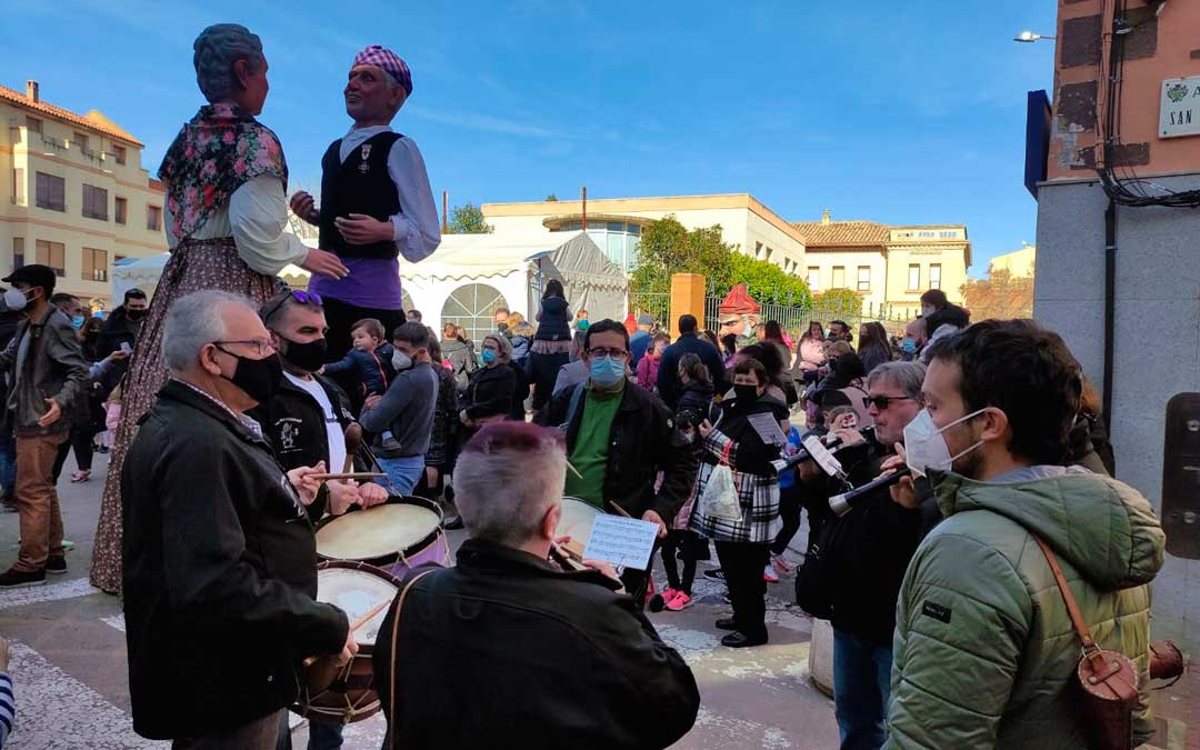 Gigantes bailan al ritmo de los dulzaineros de La Martíngala. / Ayuntamiento Andorra
