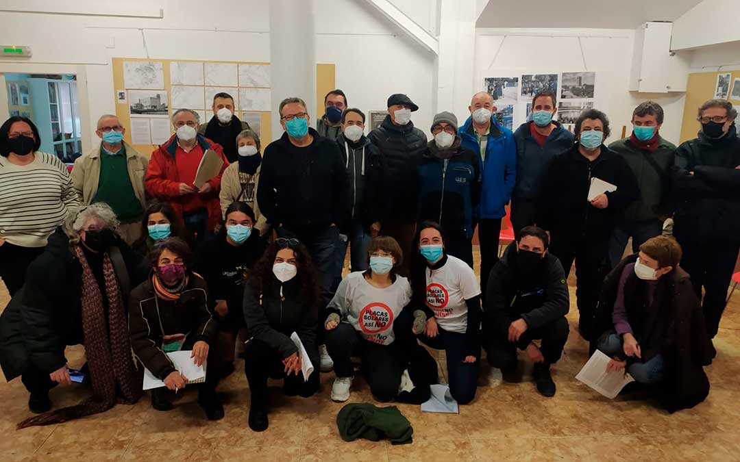 Foto de familia de los representantes de las plataformas aragonesas que se han unido / Plataforma por los Paisajes de Teruel