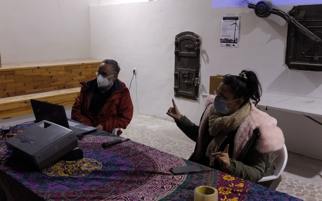 Javier Oquendo y Paula Delmás, alcaldesa de Monforte, en la charla de Belmonte. / El Mezquín por el Territorio