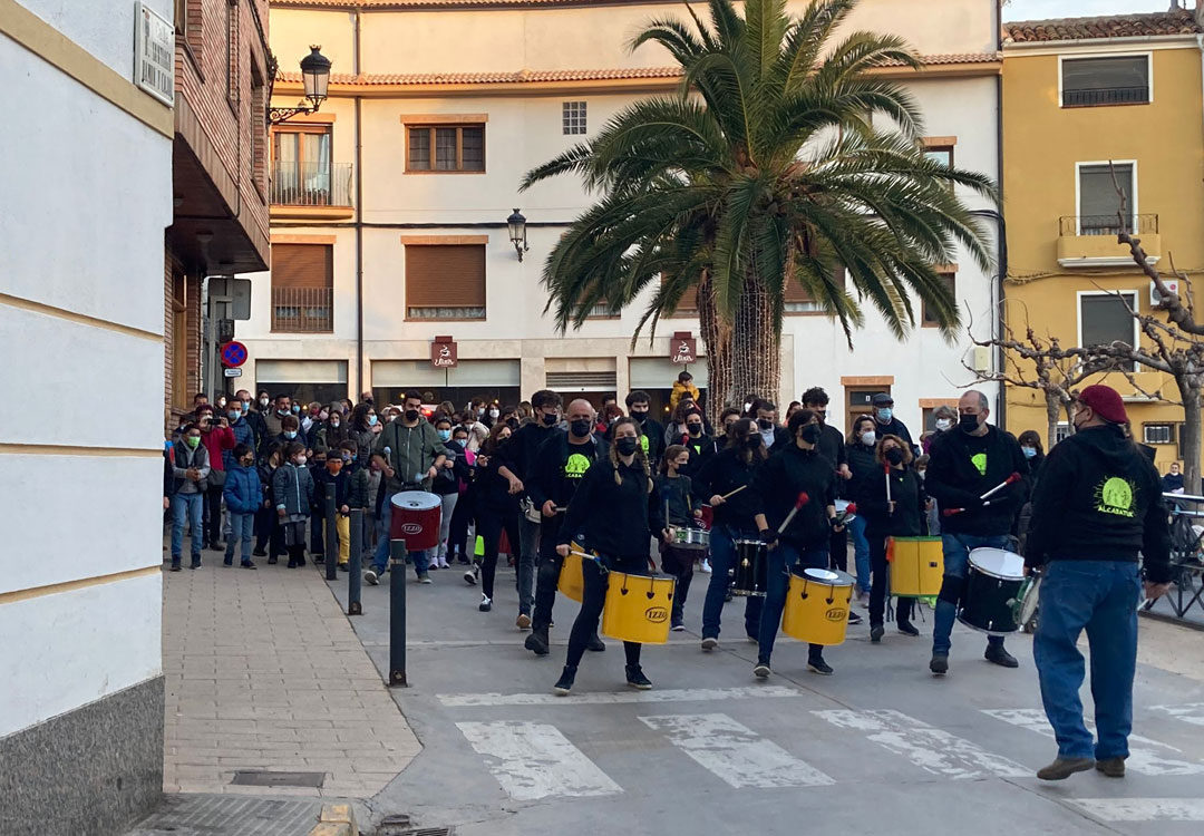 Batucada en Calanda en el desfile antes de recibir al Paje Real. / Ayto. Calanda