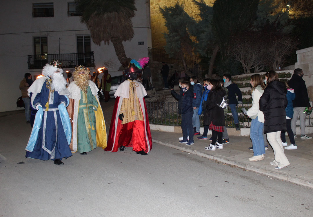 SSMM los Reyes Magos, a la salida del Templo del Pilar para reanudar camino por las calles de Calanda. / B. Severino