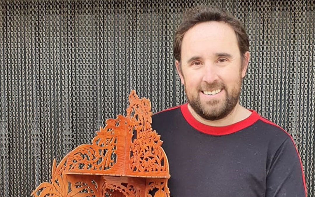 Bruno Carceller sostiene uno de sus laboriosos trabajos de marquetería que realiza en Cantavieja con madera de la zona. / Archivo personal