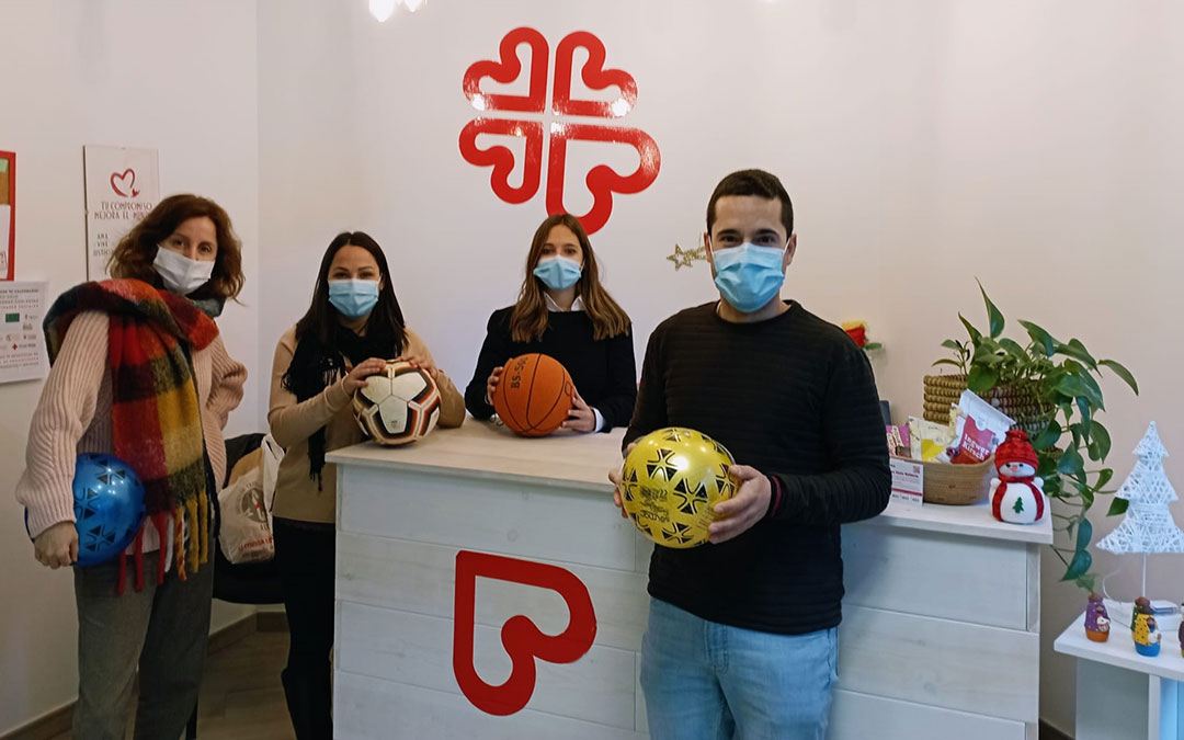 Entrega de los balones en la sede de Cáritas en Alcorisa./ Ayto. Alcorisa