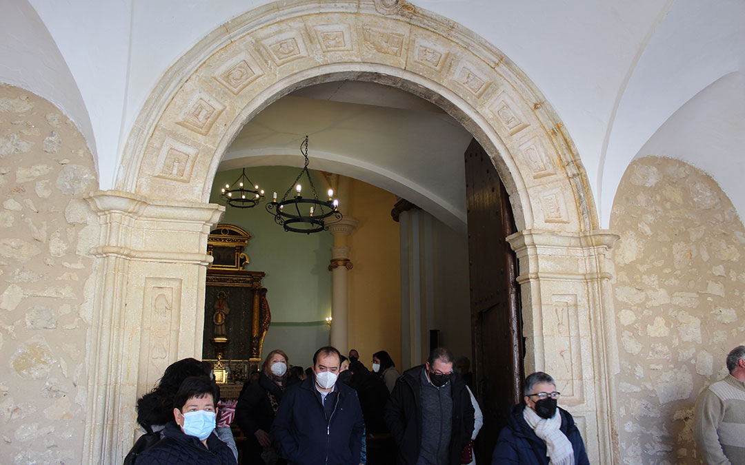 Salida de misa en la ermita de San Macario. / B. Severino