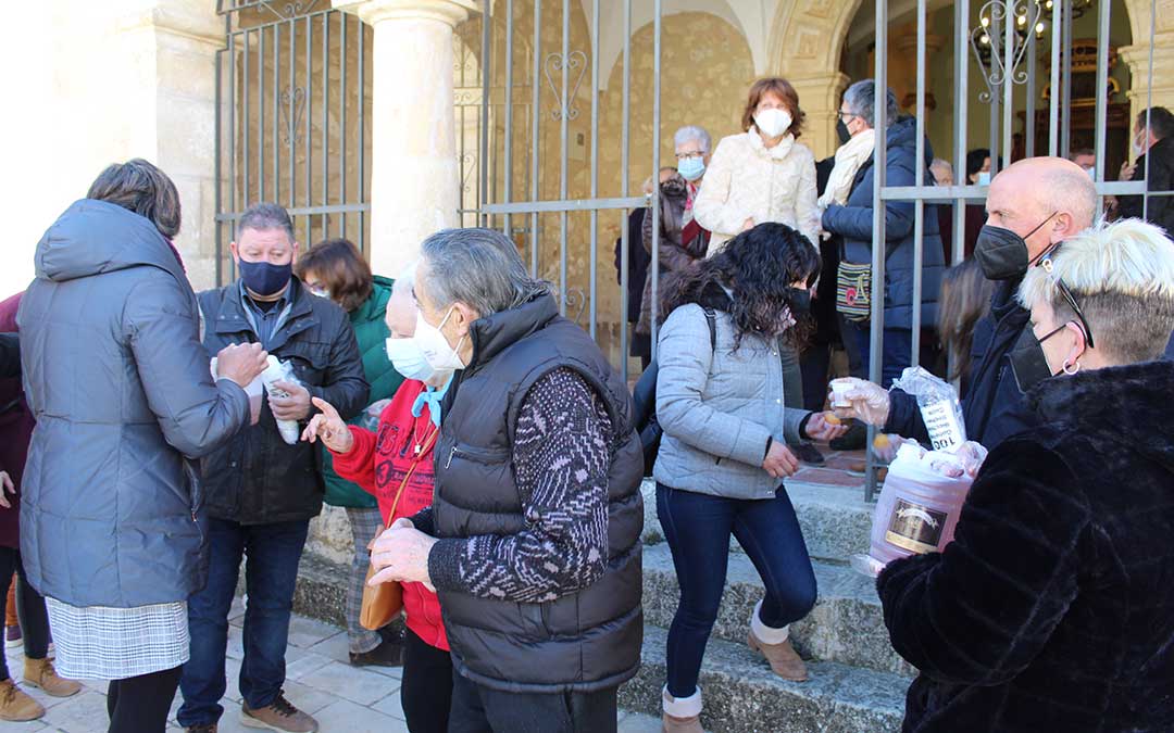 Reparto de magdalenas bendecitas a la salida de misa. / B. Severino