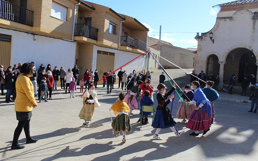 En plena danza y con el público arropando al abrigo del sol de invierno. / B. Severino