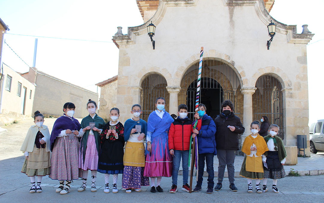 Foto de familia de los escolares del CRA Olea de Castellote que hicieron posible el baile de Vestir el Palo. / B. Severino