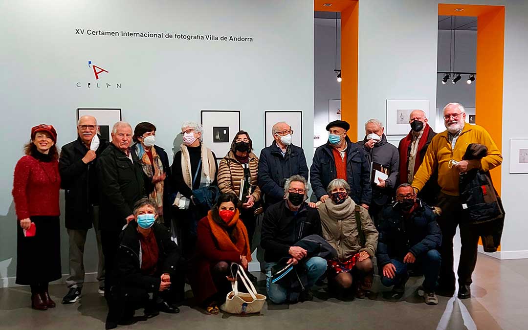 Imagen de la inauguración de la exposición con las fotografías del XV Certamen Internacional de fotografía 'Villa de Andorra'. / Celan