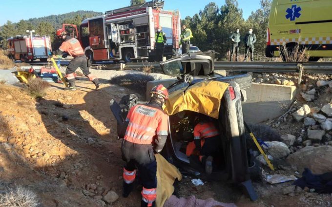 Los bomberos excarcelan a un hombre herido en un accidente entre La Cerollera y La Cañada