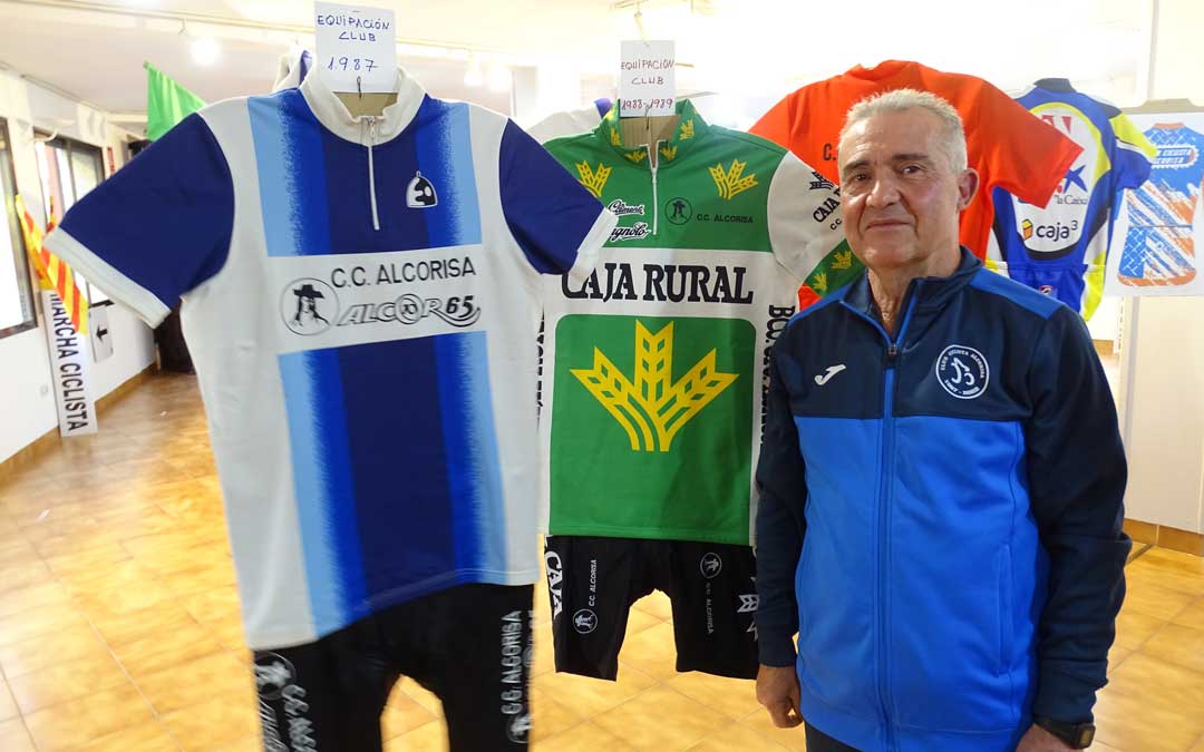 José María Torres, presidente del Club Ciclista de Alcorisa en la exposición. / L.Martínez