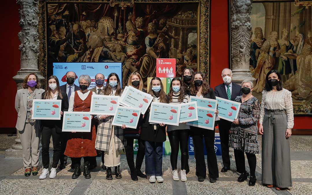 Los alumnos de los dos centros premiados, junto a sus profesores, y representantes de Fundación Ibercaja y del Colegio de Economistas de Aragón./ Fundación Ibercaja