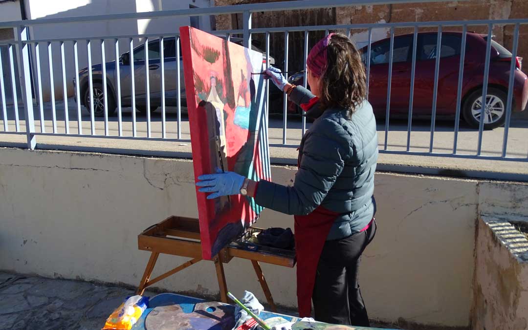 Cristina Guallart trabajando en su pintura. / L.Martínez