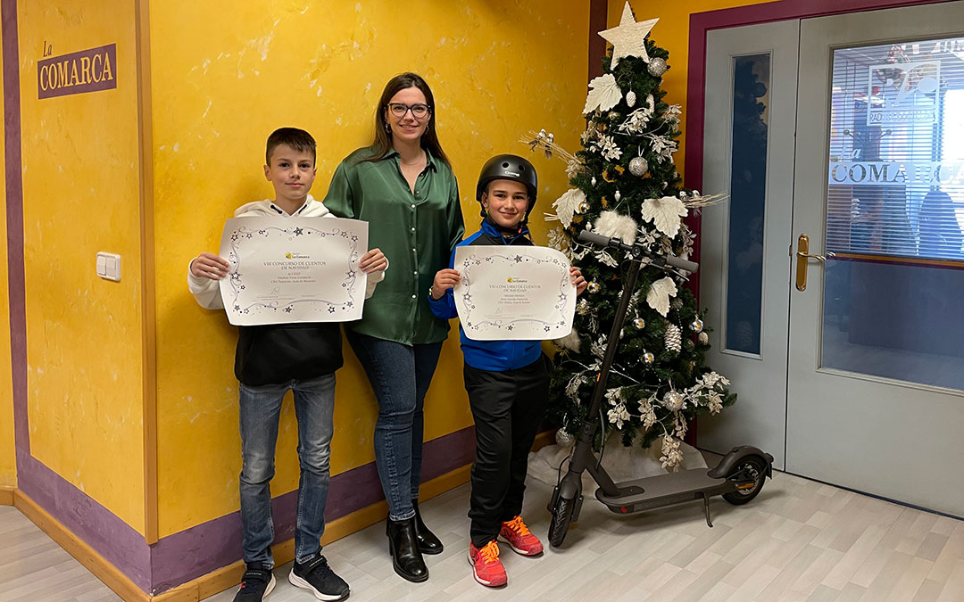 Esteban Vives, premio accésit del VIII Concurso de Cuentos de Navidad de Radio La Comarca; Alicia Martín, directora de Radio La Comarca; y Atxer Garrido, ganador del concurso./ La Comarca