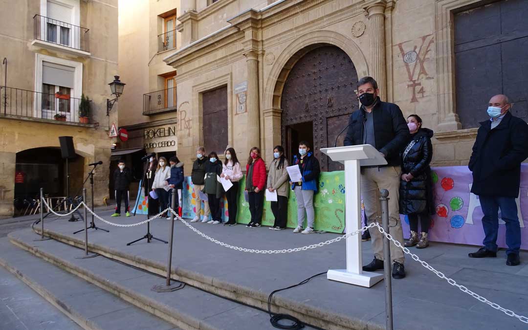 El alcalde ha intervenido en el acto dedicando unas palabras a los escolares. / L.Martínez