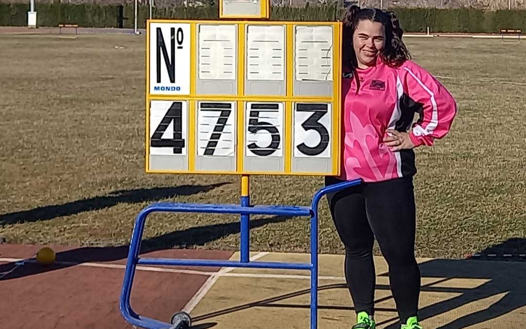 La alcañizana Elena Sanz junto al marcador donde queda reflejado su nuevo récord. Foto. J.S.