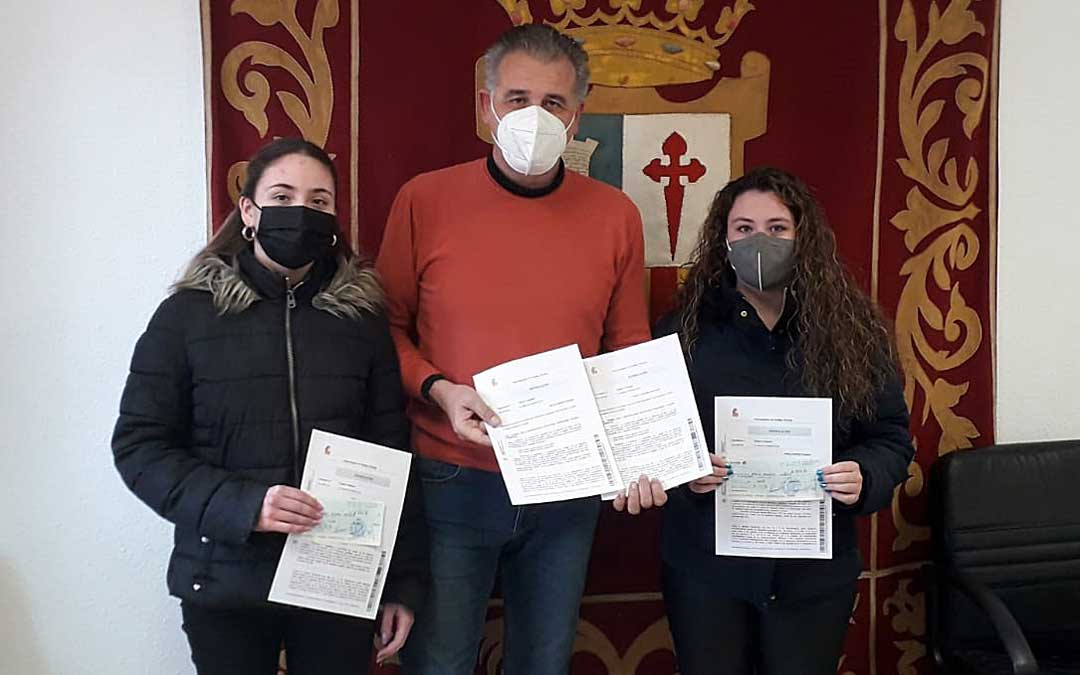 El alcalde de Utrillas, Joaquín Moreno, junto a las dos estudiantes que han recibido los cheques. Foto. Ayto. Utrillas
