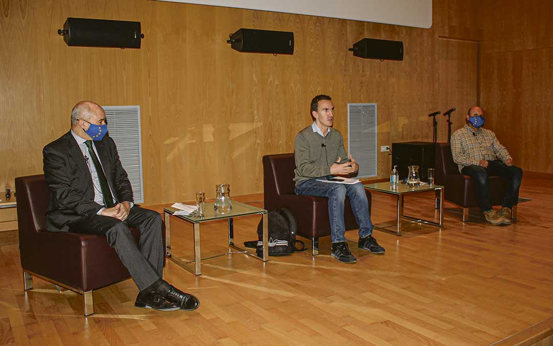 El teniente alcalde de Alcañiz, el portavoz de la representación de la Comisión Europea y el gerente de Omezyma / L. Castel