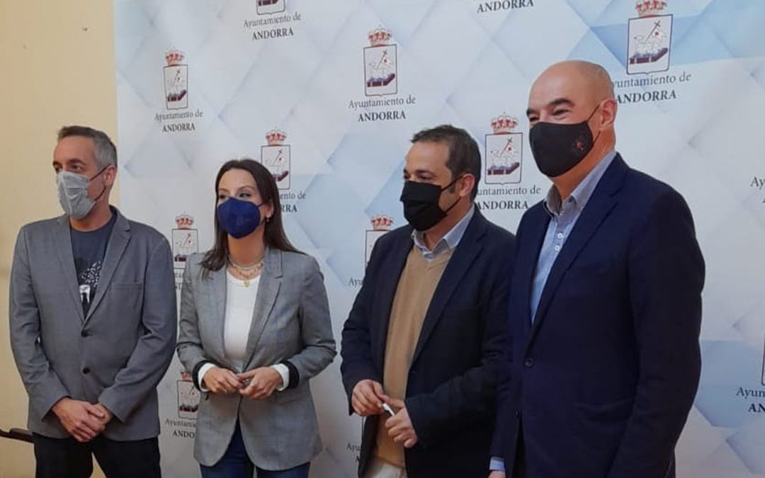 Roberto Miguel, pte. de la Asoc. Empresarial de Andorra; Esther Peirat, concejal de Comercio Local; Antonio Amador, alcalde de Andorra; y Santiago Ligros, secretario general de la Cámara de Comercio de Teruel tras la firma del convenio./ Cámara de Comercio