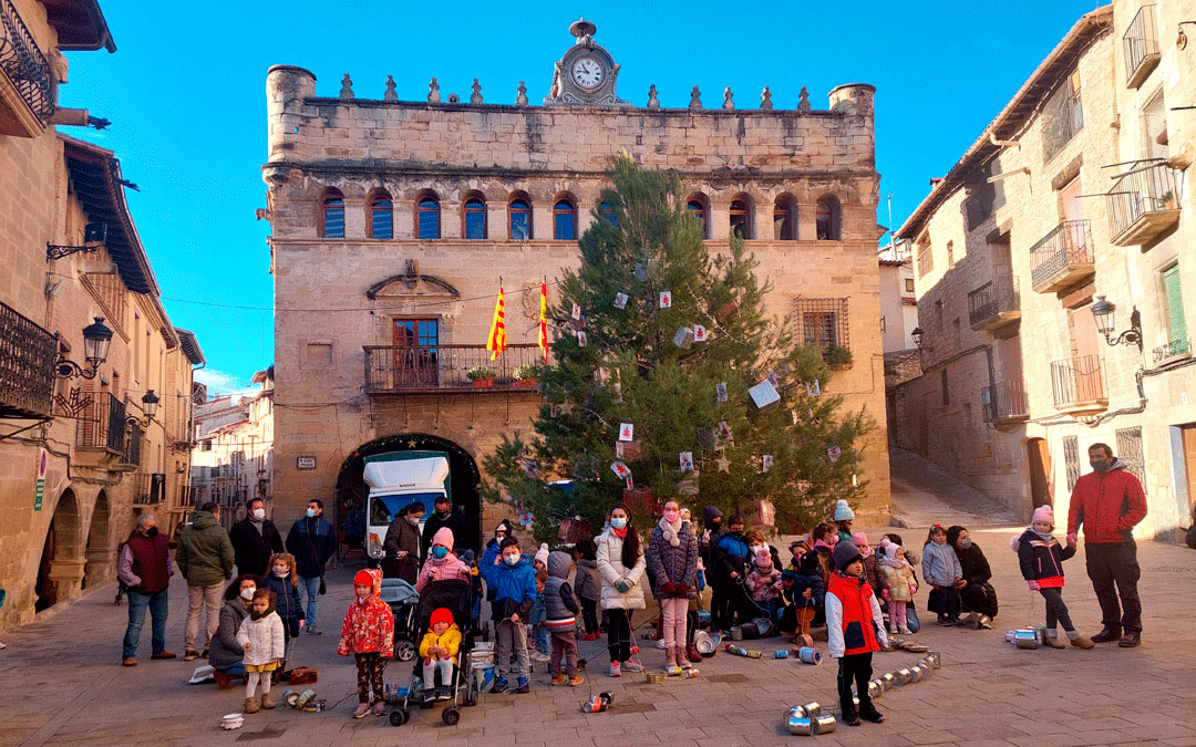 Los más pequeños y sus familias se han dado cita en la Plaza Mayor de La Fresneda. J.L.