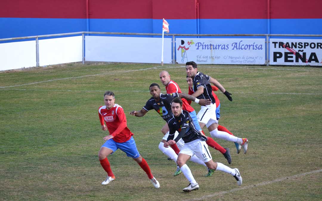 Uno de los ataques del Alcañiz ante el portal alcorisano. Foto. J.V.