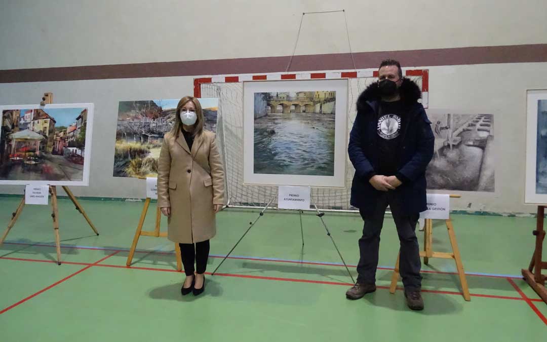 Pablo Rubén López ha sigo galardonado con el Premio del Ayuntamiento, en la imagen el autor con la concejal Raquel Egea. / L.Martínez