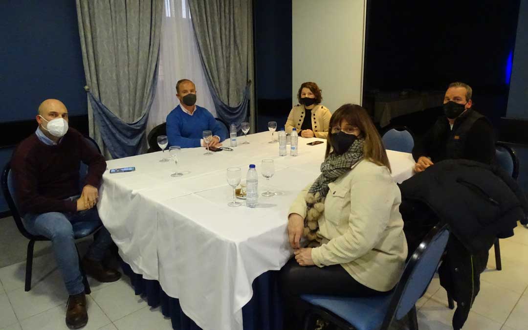 Grupo de hosteleros que se reunieron el martes en Alcañiz. / L.Martínez