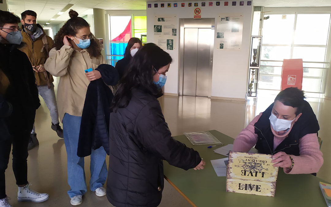 Alumnos y alumnas del IES Fernando Lázaro Carreter de Utrillas aportando los donativos de sus patrocinadores./ N.C.