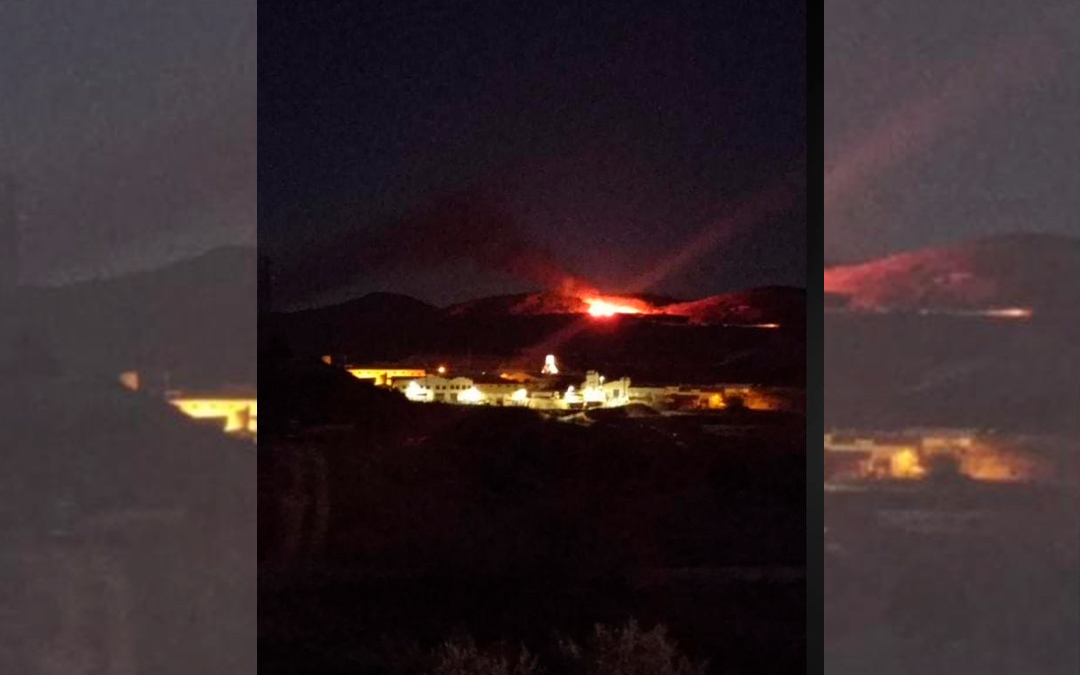 Incendio en una escombrera de Alcorisa./ Bomberos DPT