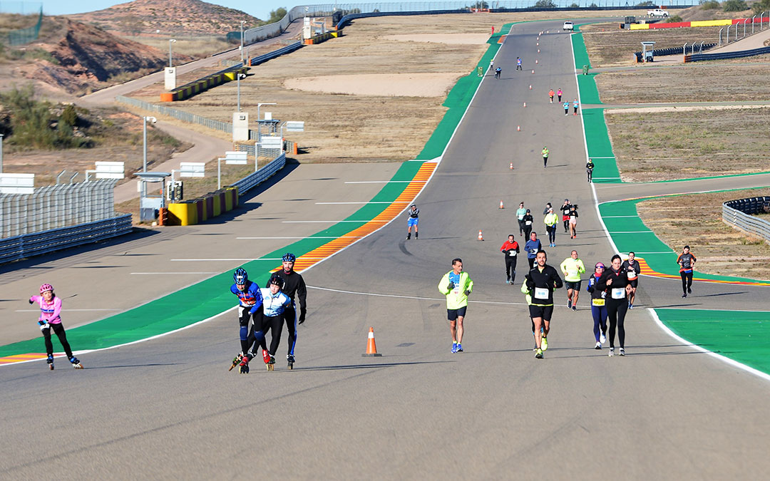 Patinadores y corredores en el circuito de velocidad este domingo / La Comarca