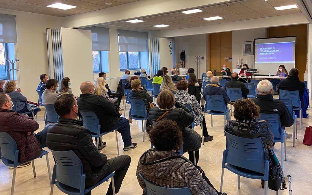 José Manuel Pina Piquer, Isabel Arnas, alcaldesa de Albalate, y Elena Andrés durante las conferencias de este domingo./ Alicia Martín