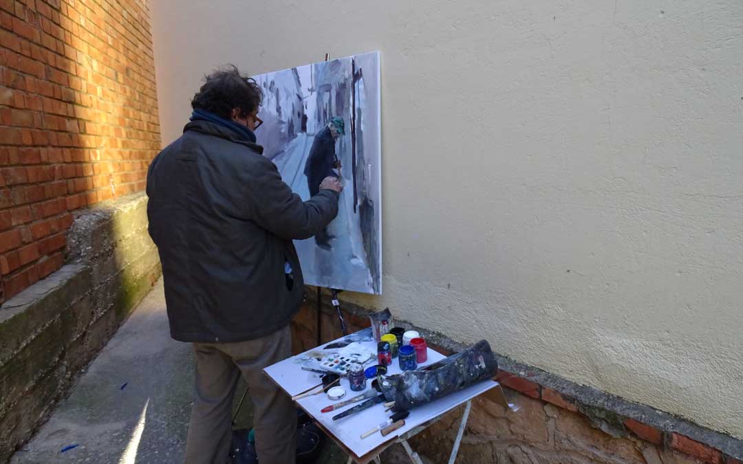 Julián Maroto ha realizado un retrato de un vecino. / L.Martínez