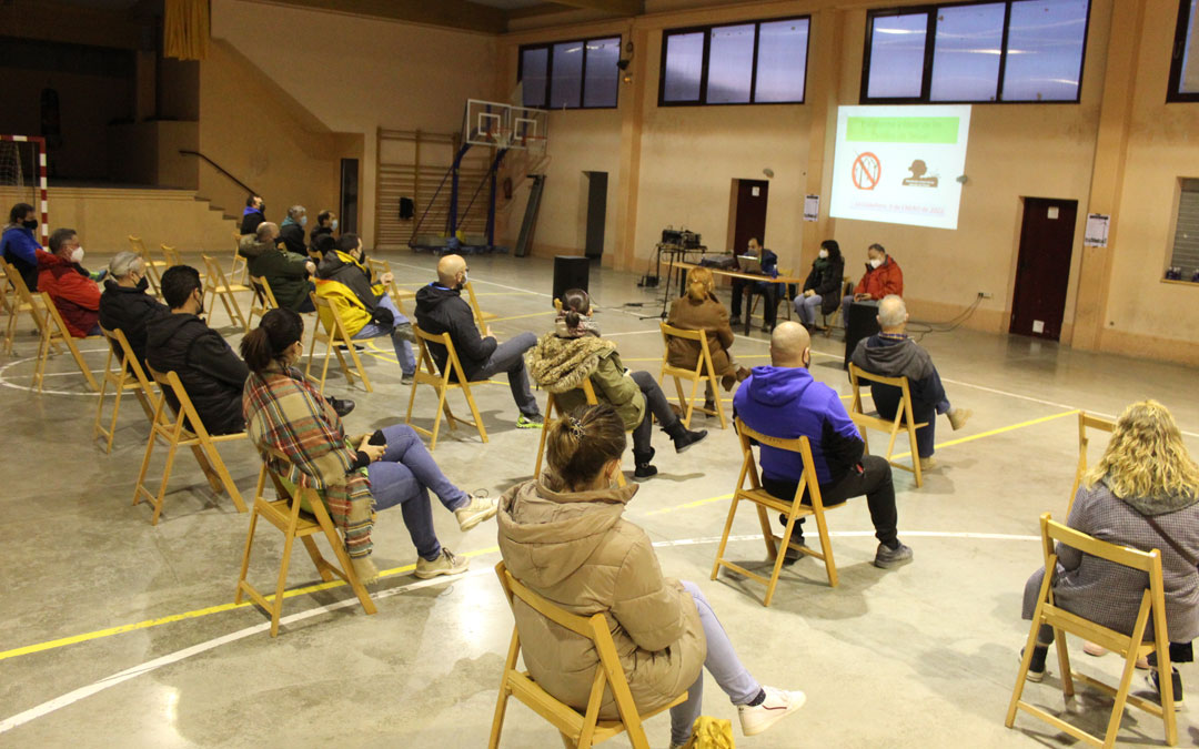Inicio de la sesión informativa sobre las eólicas en La Codoñera. / B. Severino