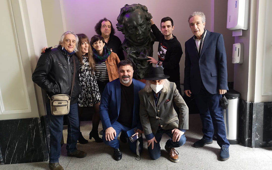 El equipo de ‘Más que magia, cine. Segundo de Chomón’, en la sede de la Academia de Cine en Madrid posando con Goya. / L.C.