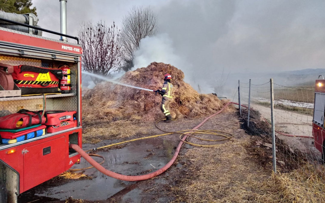 Incendio de balas de paja en Mas de las Matas. / Bomberos DPT