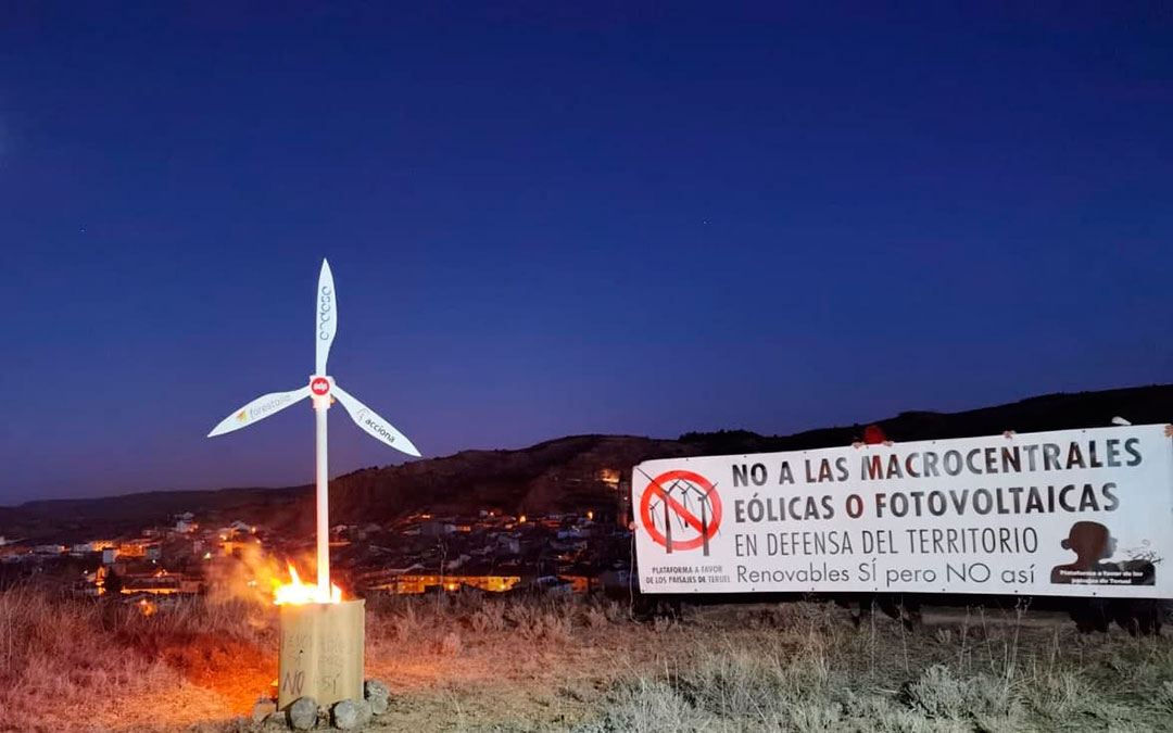 El molino que quemó el grupo de apoyo alcorisano a la 'Plataforma a favor de los paisajes de Teruel' por San Sebastián./ Plataforma a favor de los paisajes de Teruel