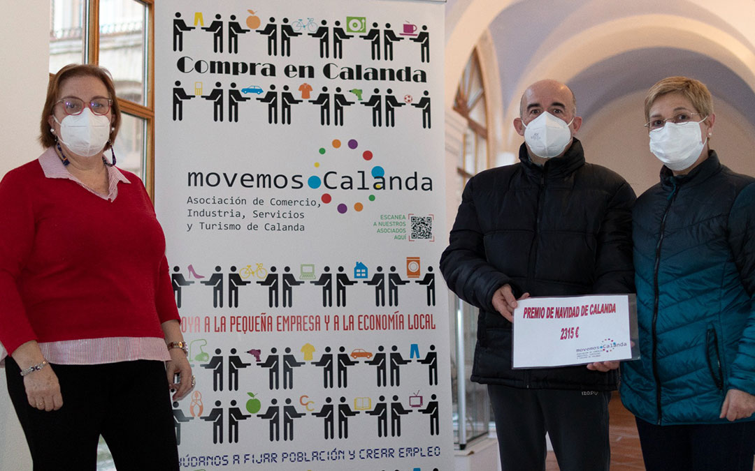 Rafael Piquer y Azucena Gómez son los ganadores del premio de la campaña de Navidad de la asociación de comercio calandina./ Asociación Calandina de Comercio