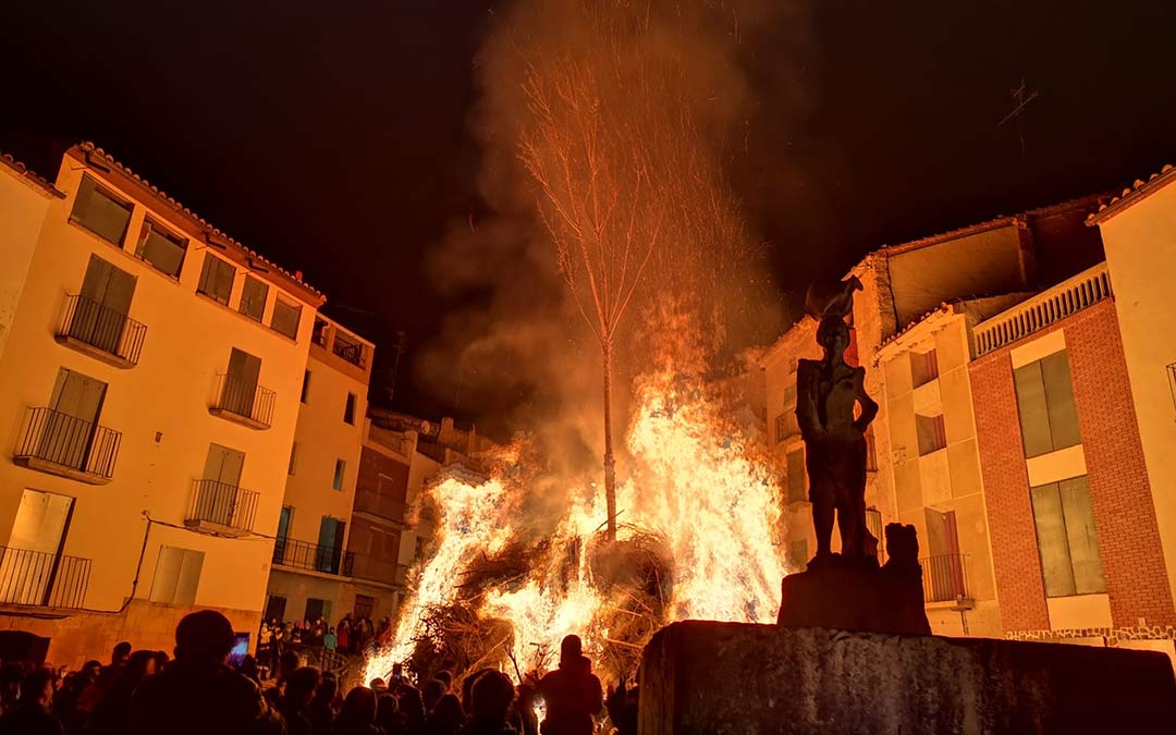 El público contemplando el fuego./I.M.
