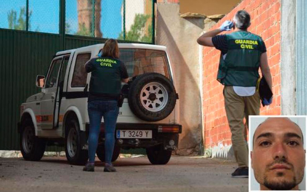 La Guardia Civil inspecciona la calle de Muniesa donde el fugitivo –a la derecha– disparó a dos guardias./ Jorge Escudero-Heraldo