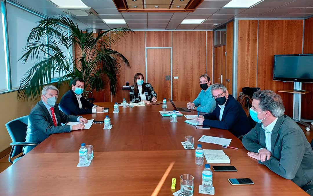 La reunión de la consejera Sira Repollés con las organizaciones empresariales./ DGA