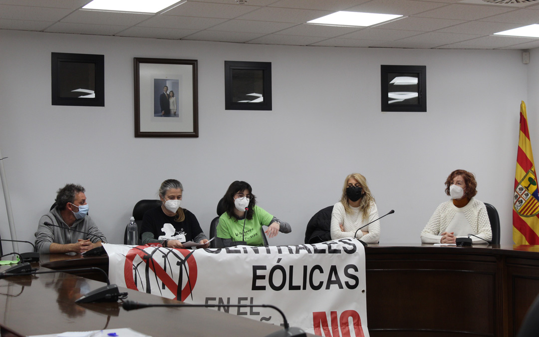 Rueda de prensa en el Matarraña de plataformas, asociaciones y ayuntamientos en contra de los macroparques eólicos. / B. Severino